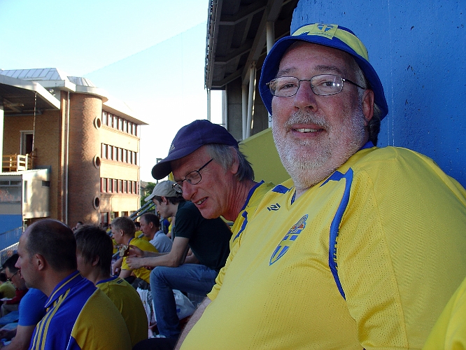 2007_0606_193548AA.JPG - Göran och undertäcknad på läktarplats