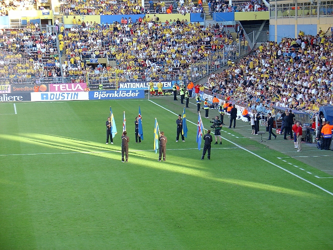 2007_0606_200711AA.JPG - Nu är det för inmarchen på plan