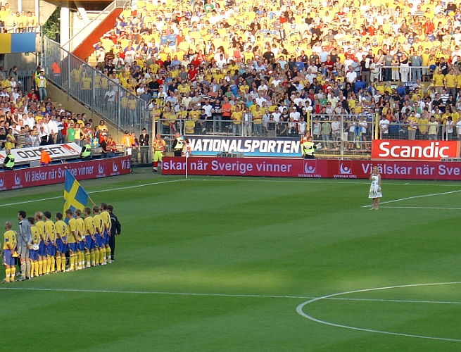 2007_0606_201206AA.JPG - Nationalsångerna sjöngs av tjejen till höger på planen