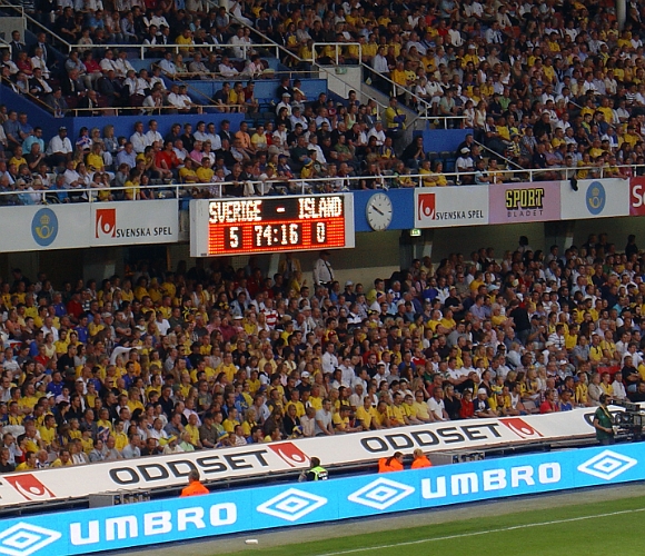 2007_0606_214821AA.JPG - Matchen är avgjord 5-0 till Sverige när en kvart återstår