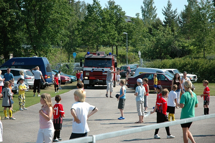 06-2007-01.JPG - Visning av brandbil + Godisregn