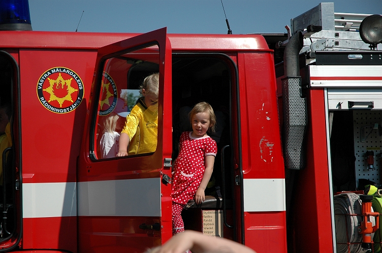 06-2007-06.JPG - Visning av brandbil + Godisregn