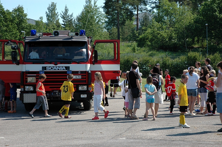 06-2007-08.JPG - Visning av brandbil + Godisregn