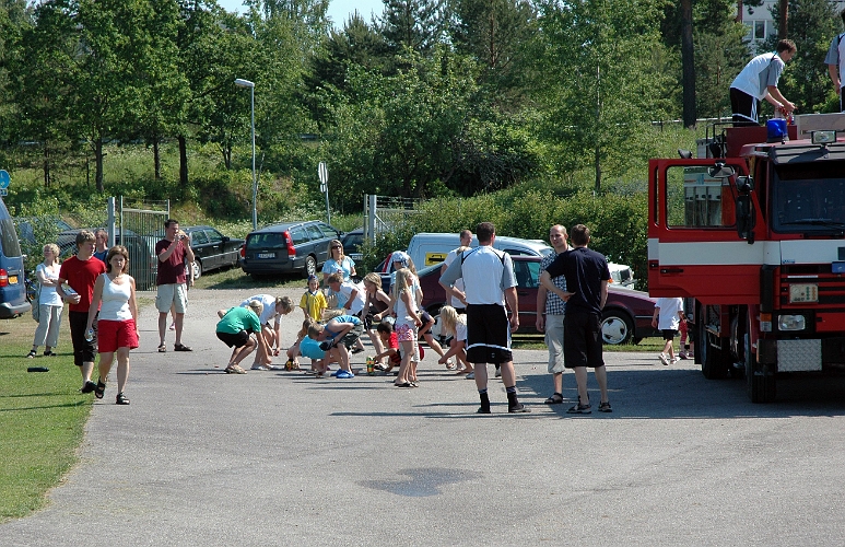 06-2007-11.JPG - Visning av brandbil + Godisregn