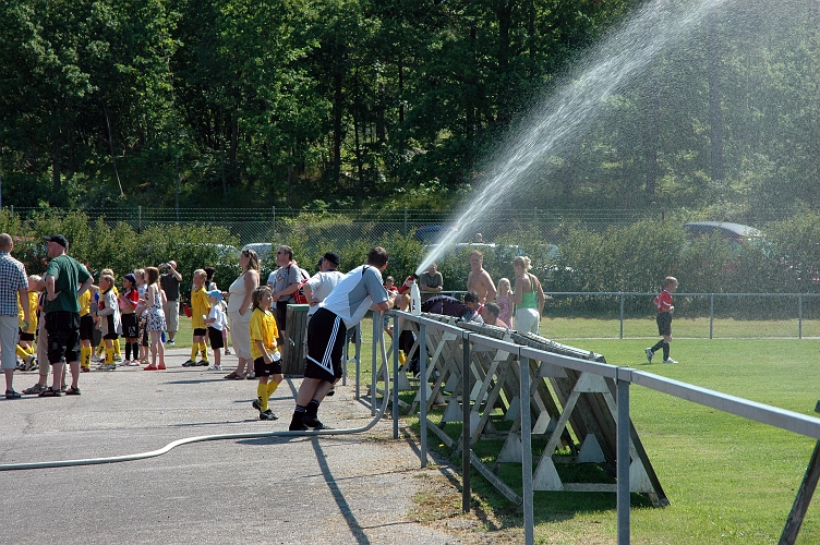 06-2007-12.JPG - Visning av brandbil + Godisregn