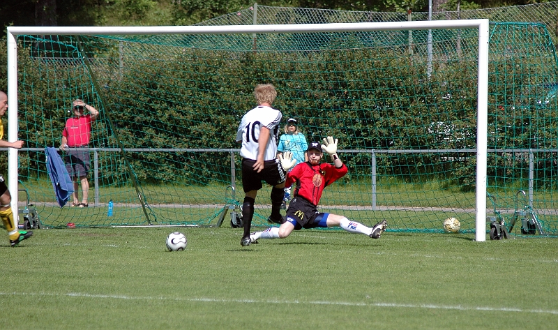 2007_0616_01.JPG - Munktorp får första målchansen men deras spelare missar bollen