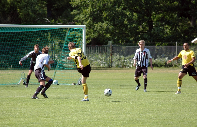 2007_0616_02.JPG - Samuel Hultqvist spelar bollen till Victor Huerta