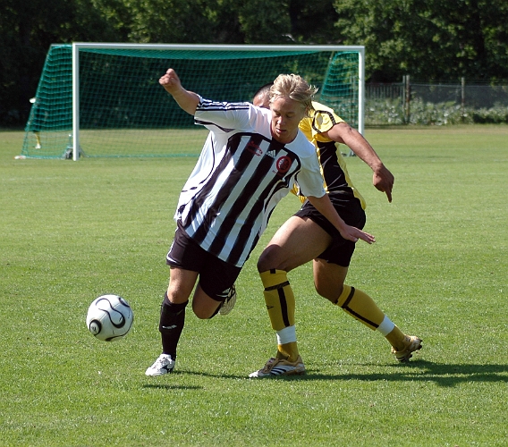 2007_0616_03.JPG - Munktorps försvarare vinner en närkamp mot Victor Huerta