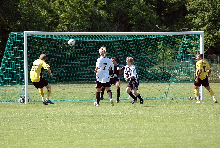 2007_0616_04.JPG - Södras bästa målchans så här långt, men Tobias Nydahl nickar bollen över ribban