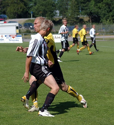 2007_0616_05.JPG - Mikael Wiker i en liten närkamp med munktorpsspelare
