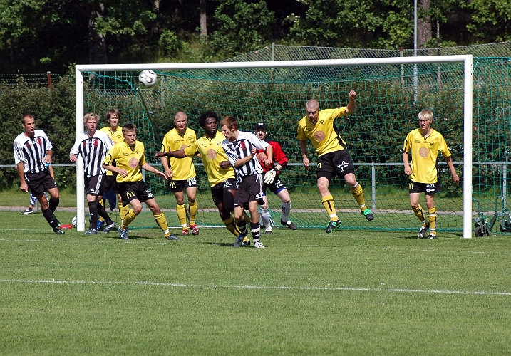 2007_0616_07.JPG - Gustav Gustavsson nickar bort bollen efter en hörna