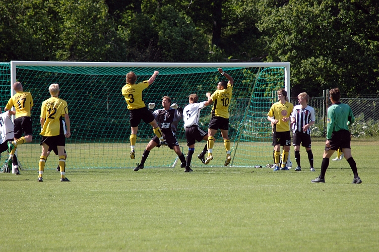 2007_0616_08.JPG - Johan Reinholdsson och Victor Huerta är uppe på en hörna men bollen går över