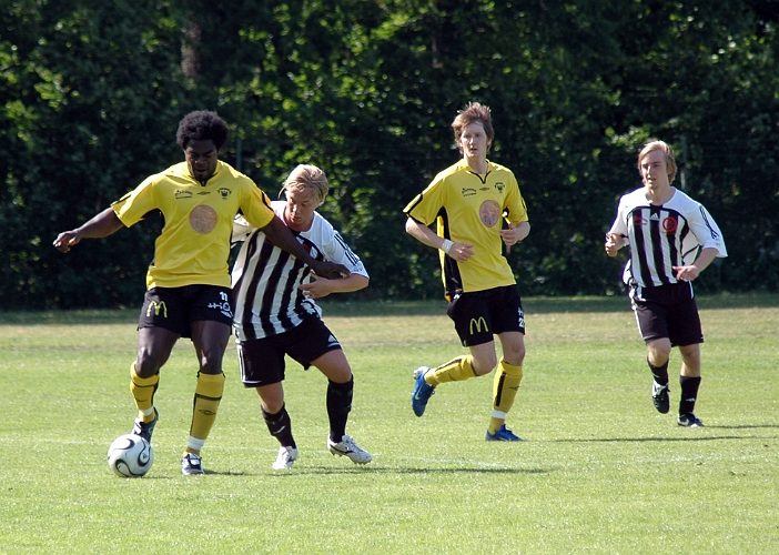 2007_0616_09.JPG - "Abbe" täcker bollen och håller undan för munktorpsspelaren