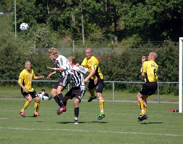 2007_0616_11.JPG - Gustav Gustavsson nickar undan bollen i kamp med munktorps anfallare