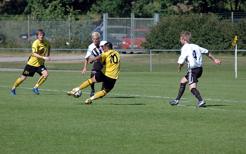 2007_0616_12.JPG - Victor Huerta försöker få med sig bollen igenom munktorps försvar