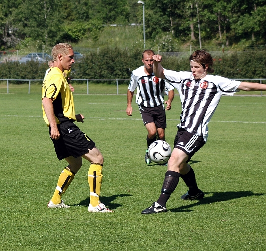 2007_0616_14.JPG - Mikael  Wiker försöker stressa sin motspelare till misstag