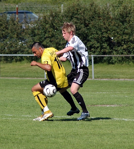 2007_0616_15.JPG - Victor Huerta i närkamp med sin försvarare