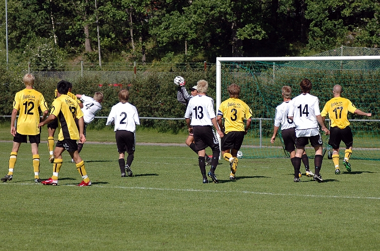 2007_0616_17.JPG - Munktorps målvakt har bollen i ett fast grepp