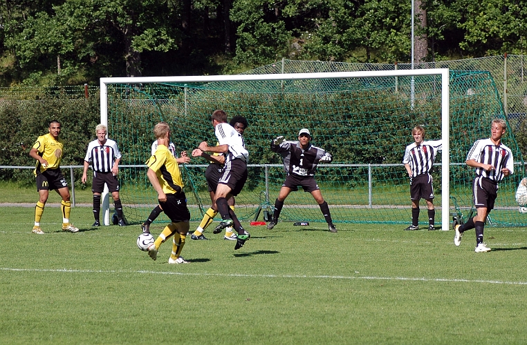2007_0616_18.JPG - Mikael Wiker får en chans men munktorps försvarare täcker undan bollen