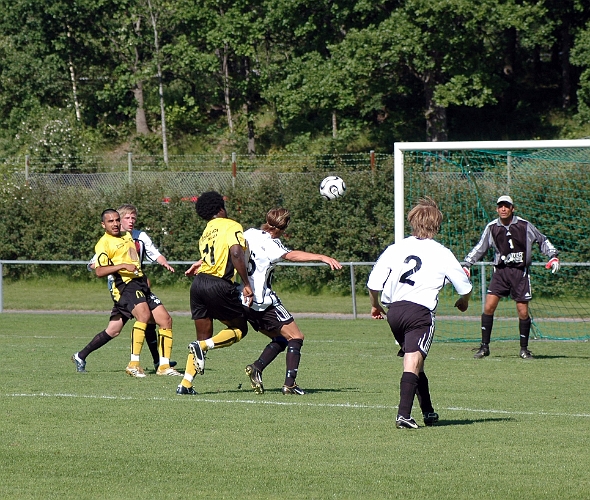 2007_0616_19.JPG - "Abbe" ligger på framåt men kommer inte åt bollen