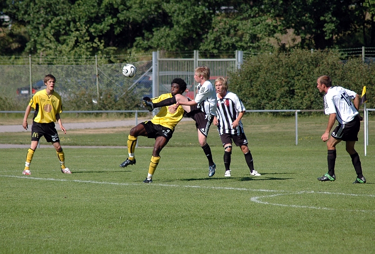 2007_0616_20.JPG - Munktorps försvarare slår undan bollen precis innan "Abbe" får kontroll på den