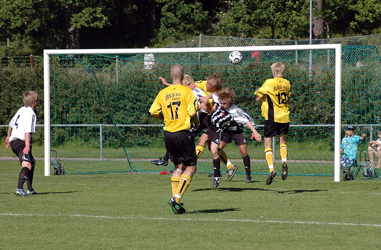 2007_0616_21.JPG - En Södrachans att avgöra men bollen går utanför