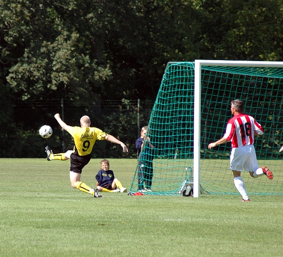 2007_0811_02.JPG - Kristofer Storm kommer lite för sent och bollen går utanför