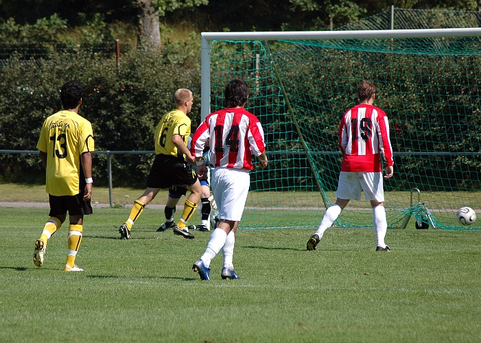 2007_0811_04.JPG - Ett inspel från kanten rinner rätt igenom framför södras målområde