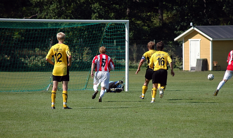 2007_0811_18.JPG - Ännu en kvalificerad räddning av Glenn Schön, här räddar han en straff.