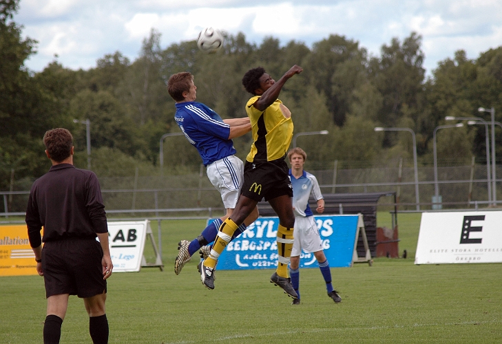 2007_0818_01.JPG - "Abbe" i en nickduell med sin försvarare