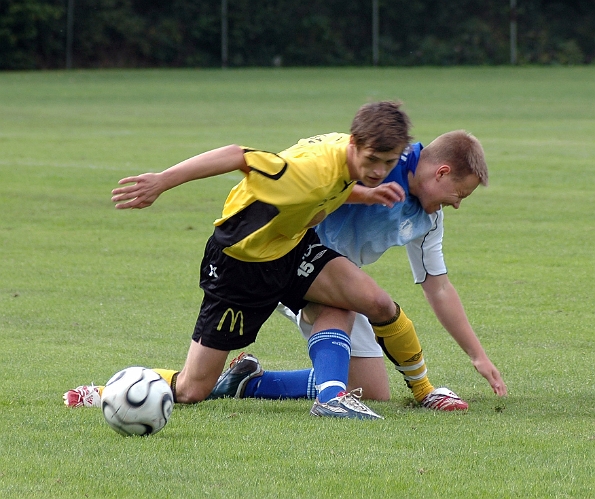 2007_0818_02.JPG - Ken Jansson i närkamp med sin försvarare