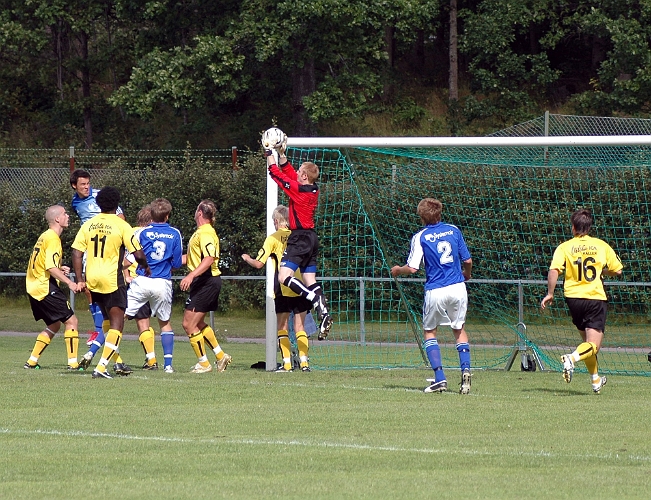 2007_0818_04.JPG - Södras målvakt Glenn Schön plockar enkelt ner en hörna