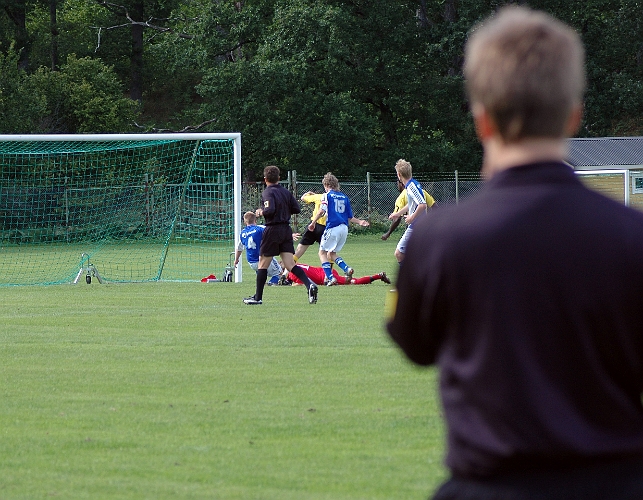 2007_0818_05.JPG - Här är det nära att Södra tar ledningen i matchen, men målvakten tar hand om bollen