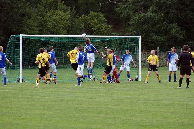 2007_0818_07.JPG - Nr.17 Gustav Gustavsson nickar bollen strax över ribban på en hörna