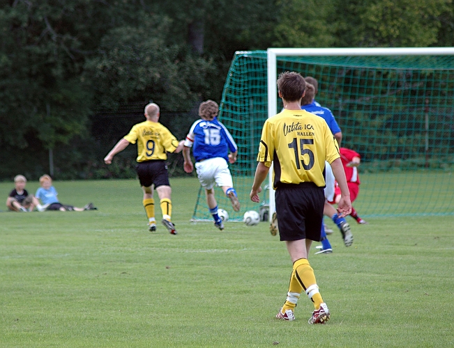 2007_0818_09.JPG - Nr.9 Kristofer Storm ger Södra ledningen med 1-0 mot Skinnskatteberg