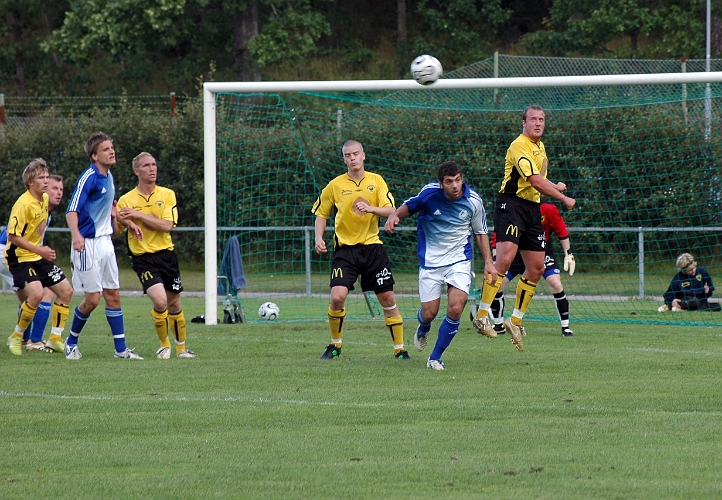 2007_0818_10.JPG - Mikael Westman nickar undan bollen