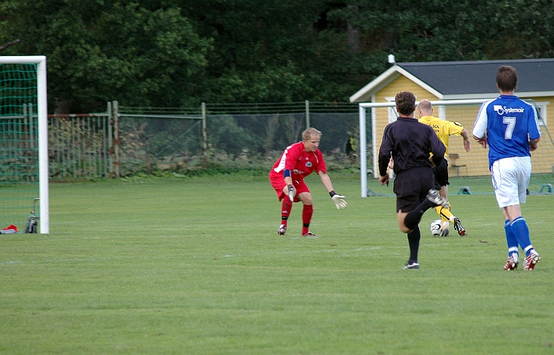 2007_0818_11.JPG - Kristofer Storm har ett ypperligt läge att utöka Södra's ledning i matchen, men målvakten gör en bra räddning