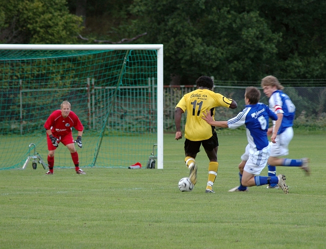 2007_0818_12.JPG - "Abbe" får ett fint läge att skjuta från men bollen går en bit utanför målet