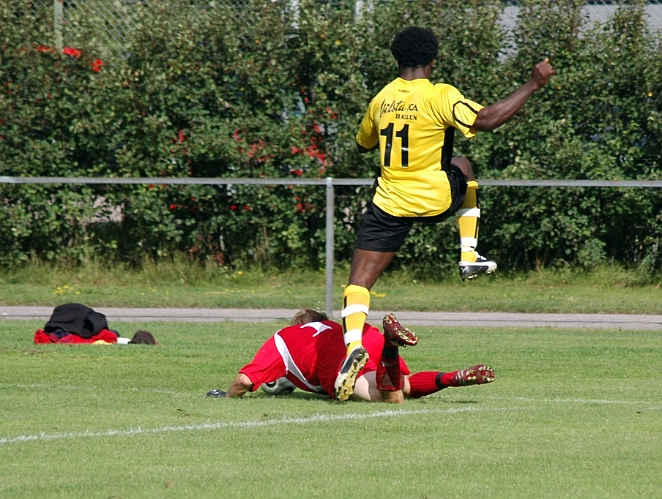 2007_0818_13.JPG - "Abbe" är framme och stöter men målvakten han före och det blir inspark av situationen