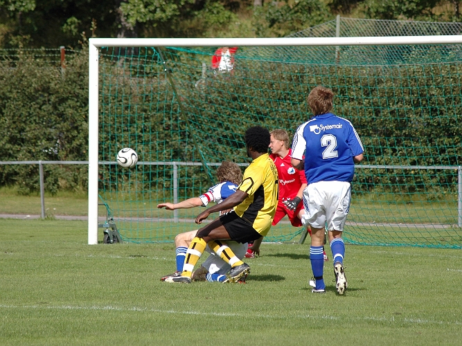 2007_0818_14.JPG - En ny chans för "Abbe" men bollen går strax utanför stolpen