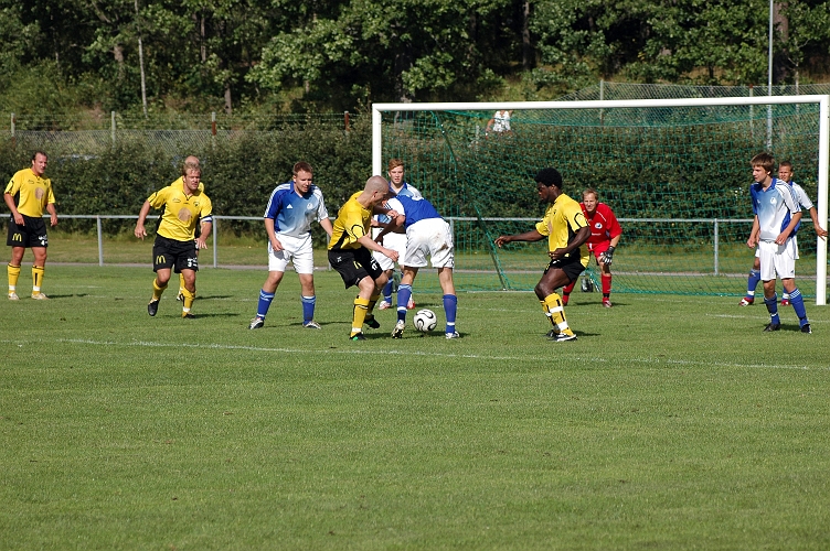 2007_0818_15.JPG - Södra ligger på och stressar Skinnskattebergs försvarare efter en hörna