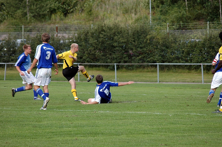 2007_0818_16.JPG - Här trycker Södra's Kristofer Storm in 3-0 och matchen är i praktiken avjord