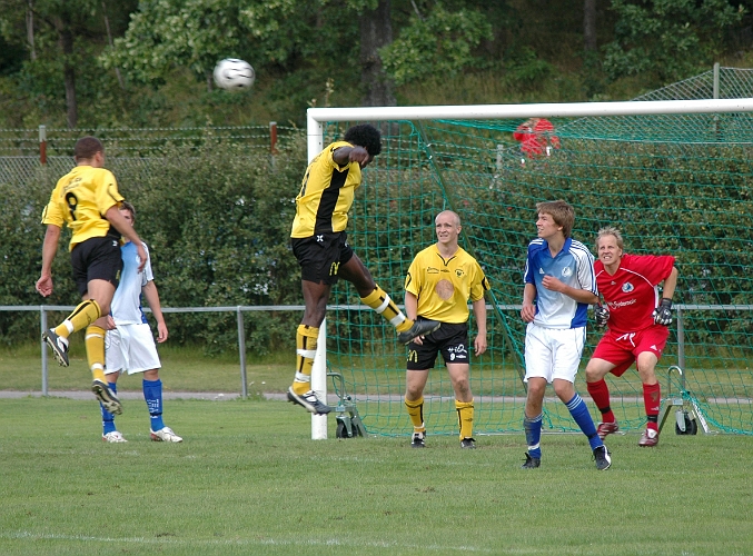2007_0818_21.JPG - "Abbe" och Mokédé går upp på ett inlägg men bollen går utanför målet