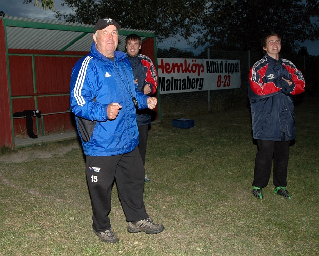 2007_0829_02.JPG - Nu är det nästan klart, matchen slutade 1-1 och vi väntar på resultatet från Surahammars match