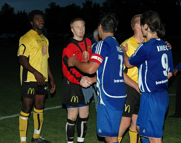 2007_0829_04.JPG - Killarna tackar varandra efter matchen