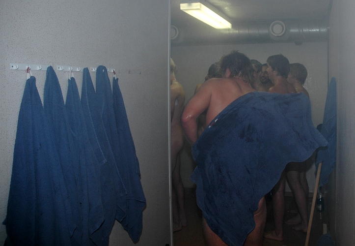 2007_0829_09.JPG - Glädjen var stor i duschen