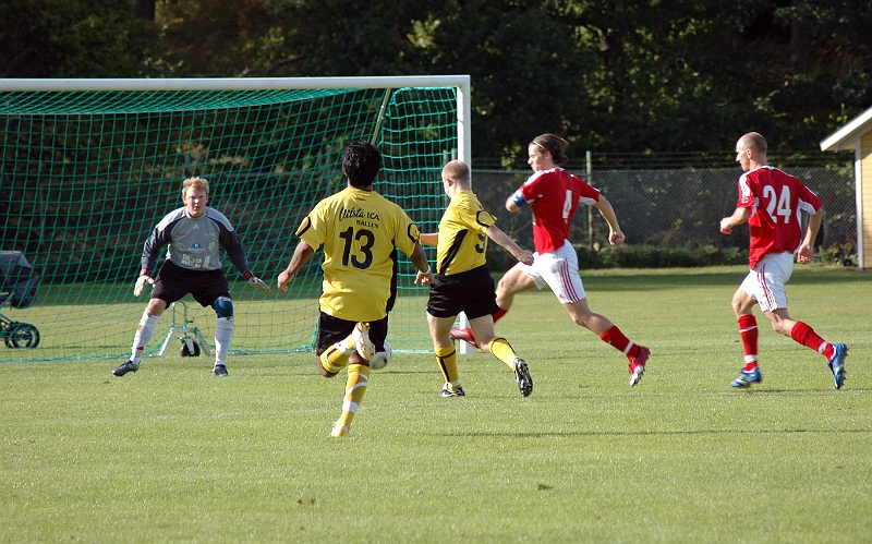 2007_0902_12.JPG - Kristofer Storm får en fin chans i slutet av 1:a halvlek men målvakten gör en fin räddning