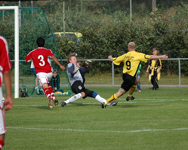 2007_0902_17.JPG - Ännu en bra chans för Kristofer Storm men bollen smiter precis utanför bortre stolpen