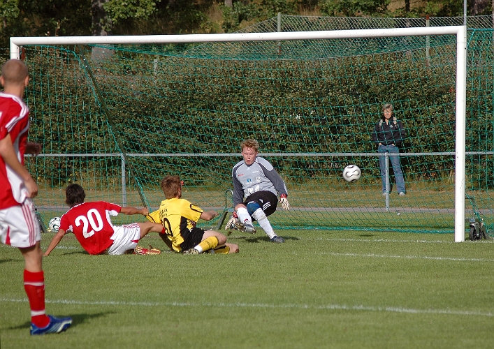 2007_0902_19.JPG - Dennis Jansson har bara varit på planen i ca. 1 minut när han trycker in matchavgörande 3-2 målet till Södra