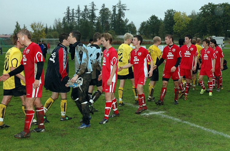 2007_0929_01.JPG - Spelarna tackar Salaspelarna efter matchen, 4-1 till Södra